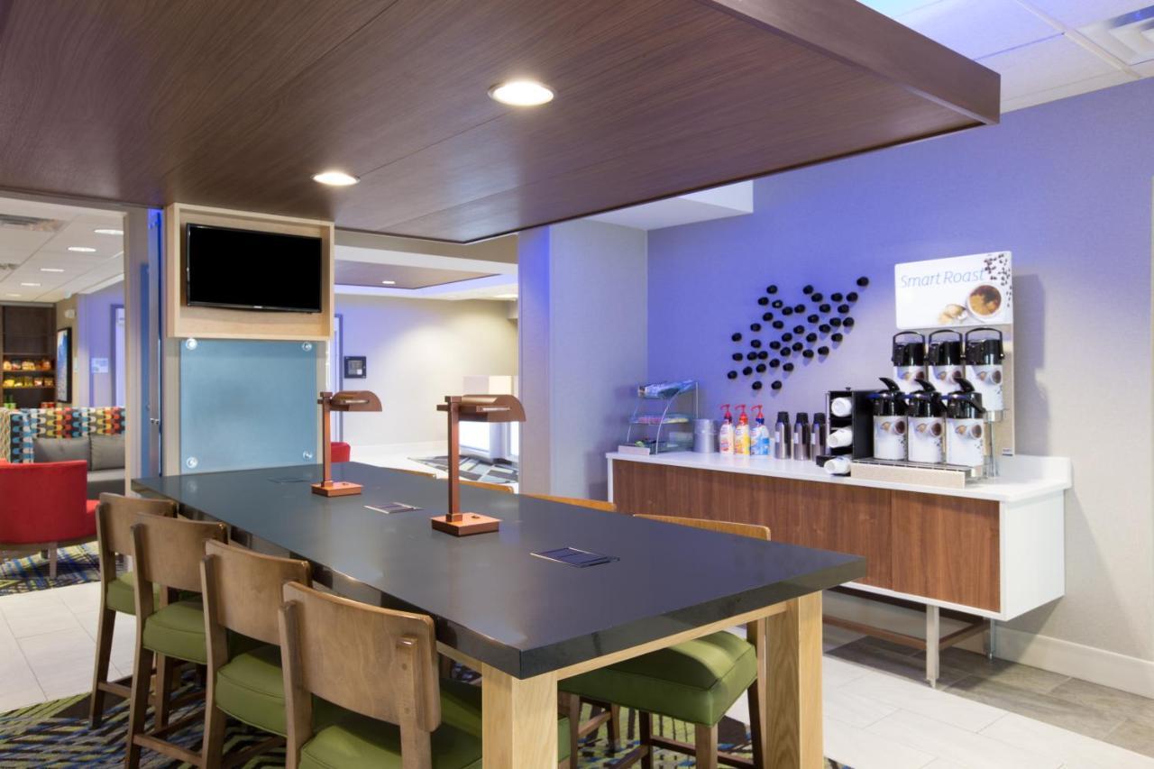 Holiday Inn Express Hastings By Ihg Ngoại thất bức ảnh